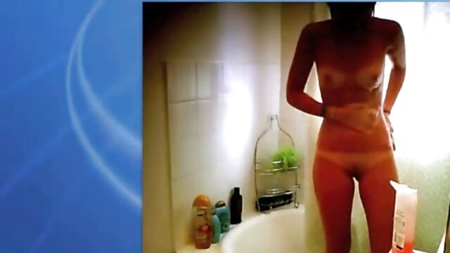 A bűnös tini Kiki éhes lyukkal játszik a fürdőszobában családi szexfilmek